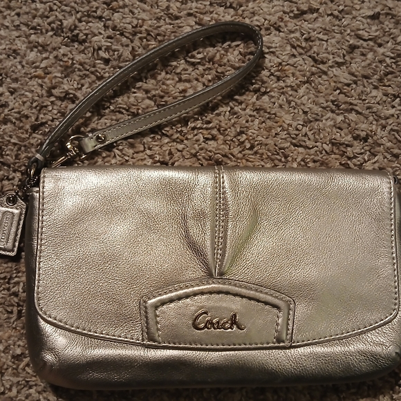 β¨ Coach Metallic Silver Leather Wristlet | Classic & Chic β¨ - Picture 11 of 12